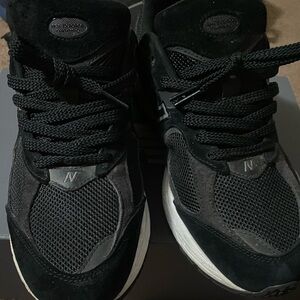 New balance 2002r black (size 10.5)